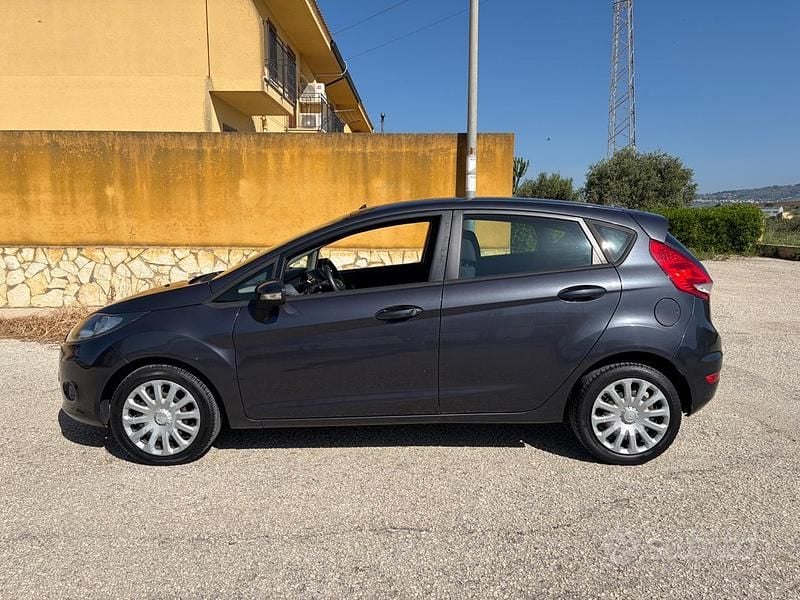 Usata Ford Fiesta 95 CV (69 kW) 2010 Blu Berlina