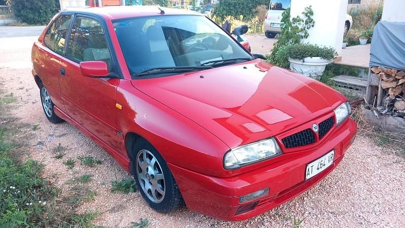 Usado Lancia Delta 103 CV (75 kW) 1998 Rojo Utilitario