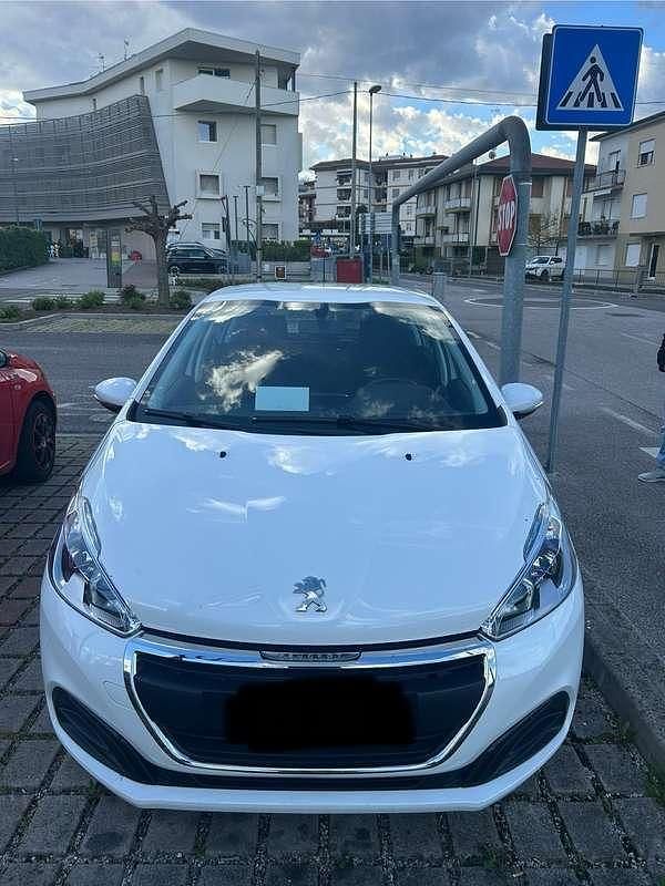 Usata Peugeot 208 Signature Sky 83 CV (61 kW) 2019 Utilitaria