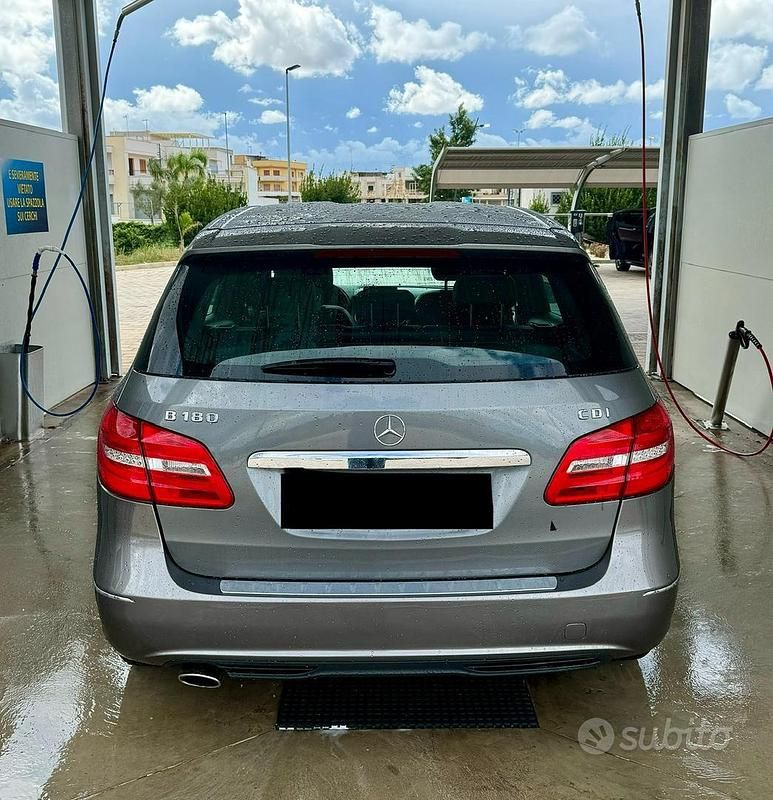 Usata Mercedes B180 109 CV (80 kW) 2012 Grigio Monovolume