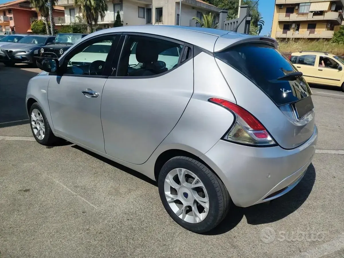 Usata Lancia Ypsilon Gold 69 CV (50 kW) 2016 Grigio Utilitaria