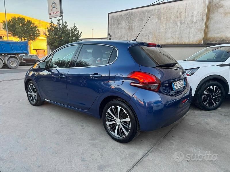 Usata Peugeot 208 Allure 99 CV (72 kW) 2015 Blu Utilitaria