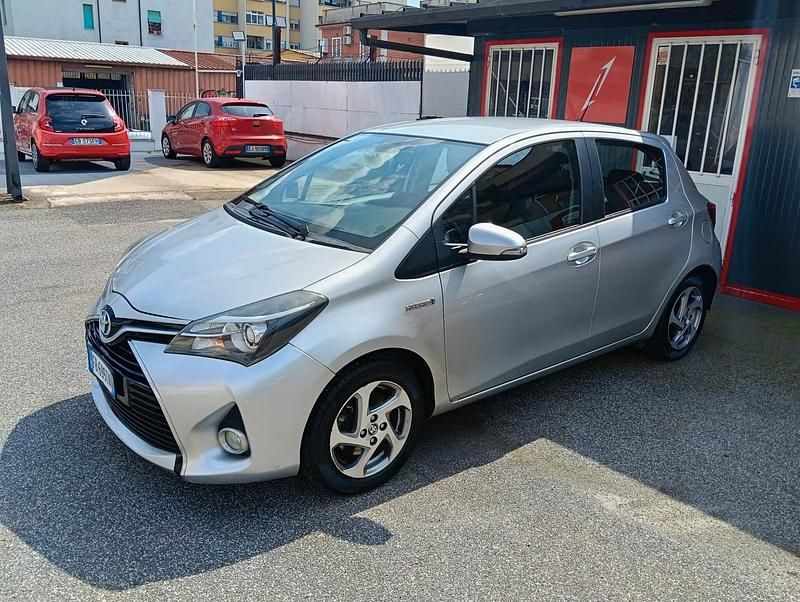 Usata Toyota Yaris Hybrid Active 101 CV (74 kW) 2016 Argento Berlina