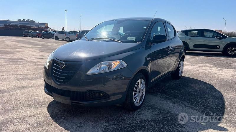Usata Lancia Ypsilon Silver 69 CV (50 kW) 2014 Grigio Utilitaria