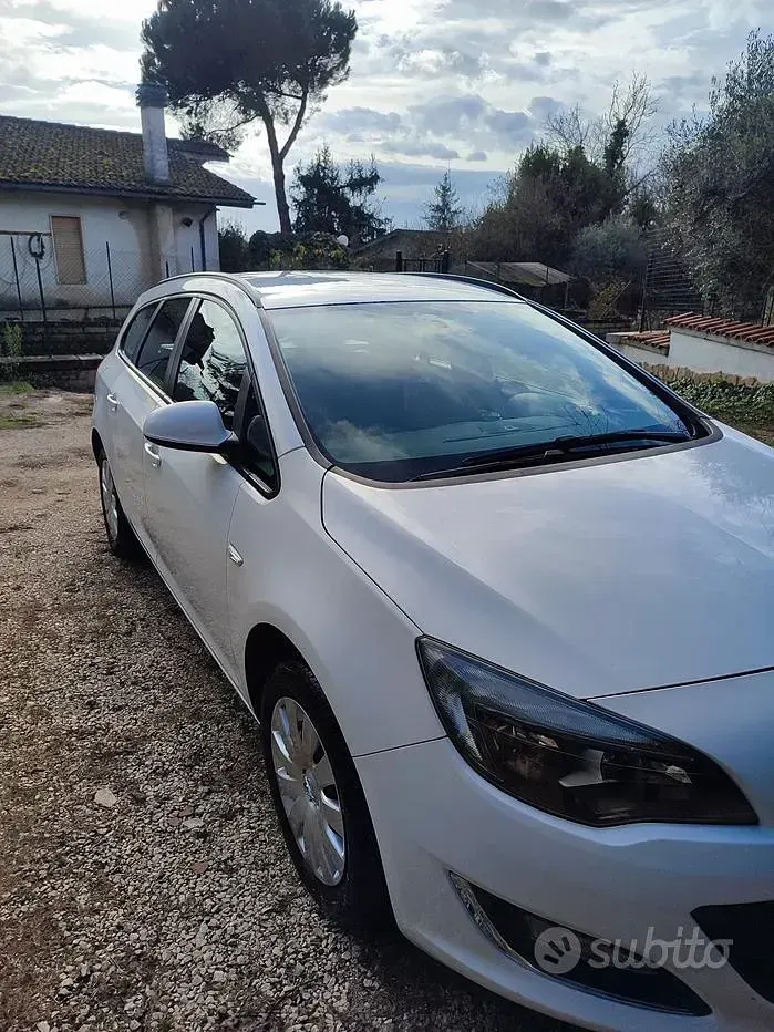 Usata Opel Astra 82 CV (60 kW) 2013 Bianco Berlina