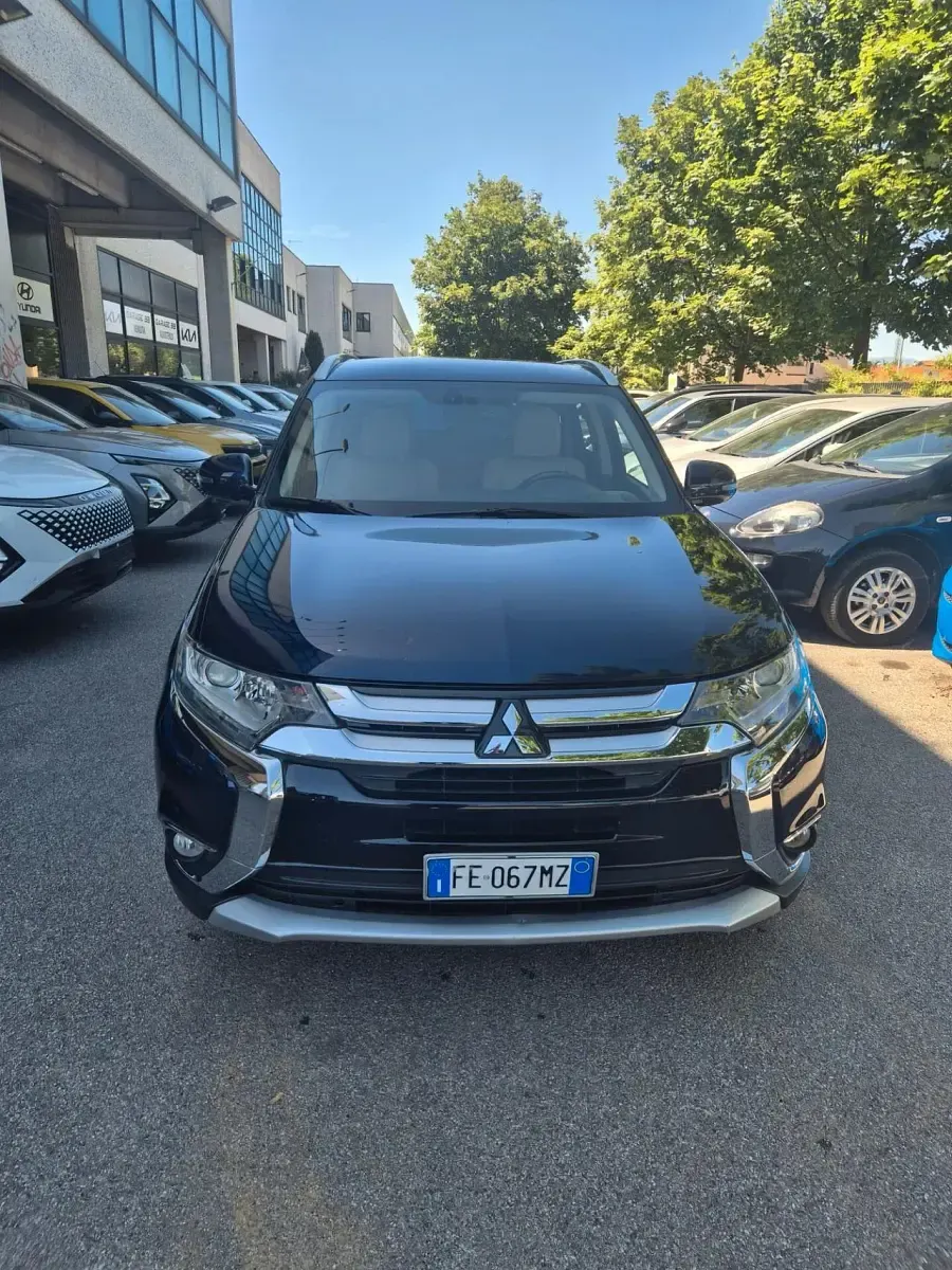 Usata Mitsubishi Outlander Instyle 150 CV (110 kW) 2017 Blu SUV