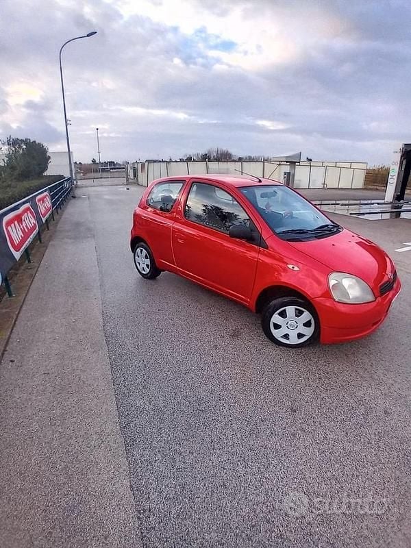 Usata Toyota Yaris 68 CV (50 kW) 1999 Rosso Berlina