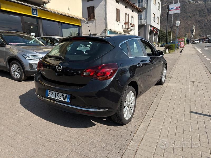 Usata Opel Astra Cosmo 120 CV (88 kW) 2013 Nero Berlina