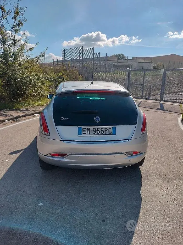 Usata Lancia Delta 130 CV (95 kW) 2013 Grigio Utilitaria