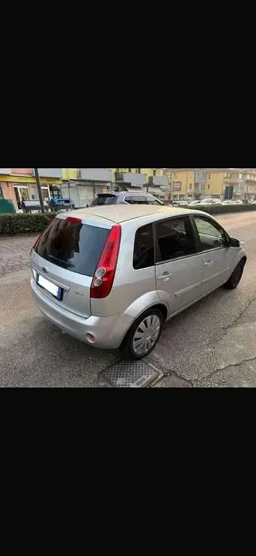 Usata Ford Fiesta Zetec 68 CV (50 kW) 2007 Grigio Utilitaria