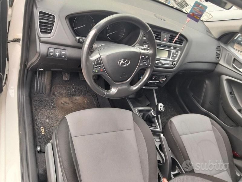Usata Hyundai i20 75 CV (55 kW) 2018 Bianco Berlina