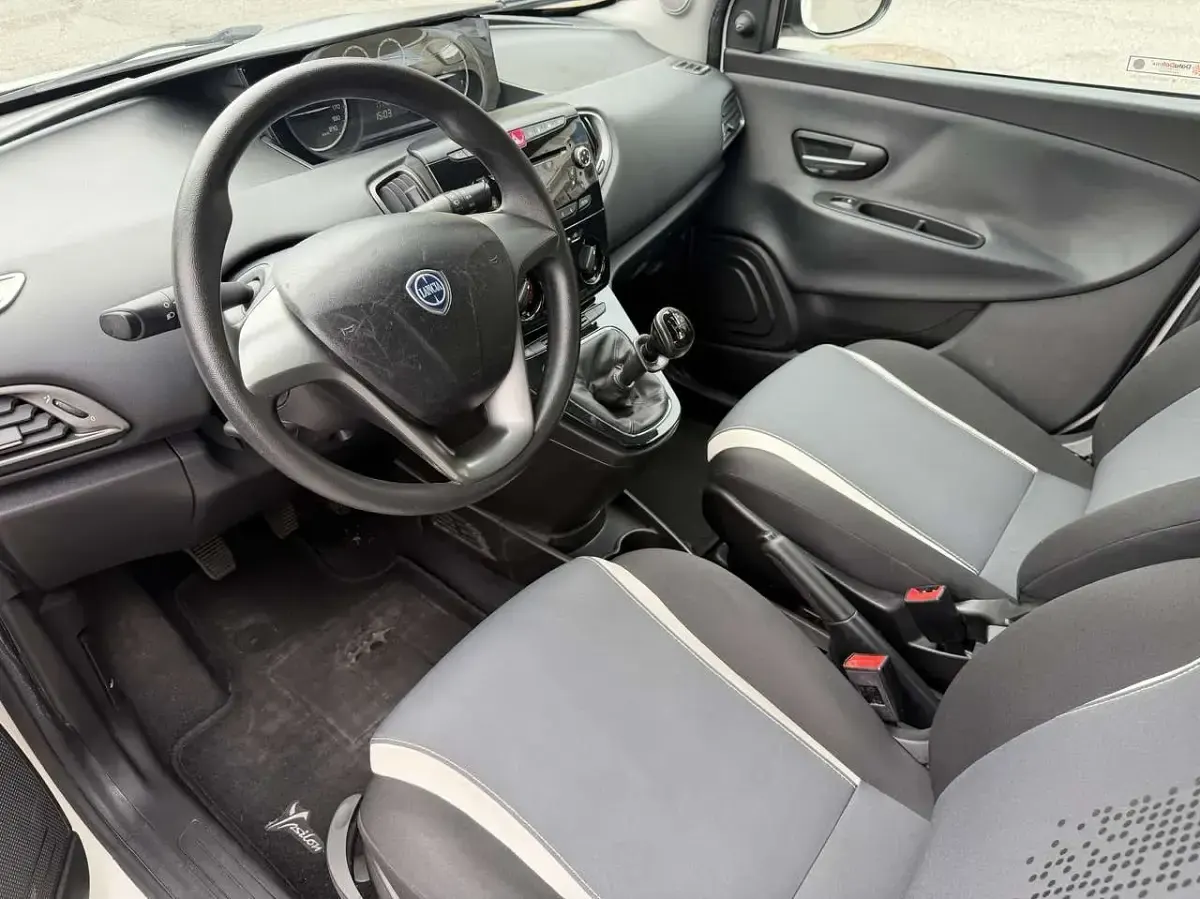 Usata Lancia Ypsilon Gold 69 CV (50 kW) 2014 Bianco Utilitaria