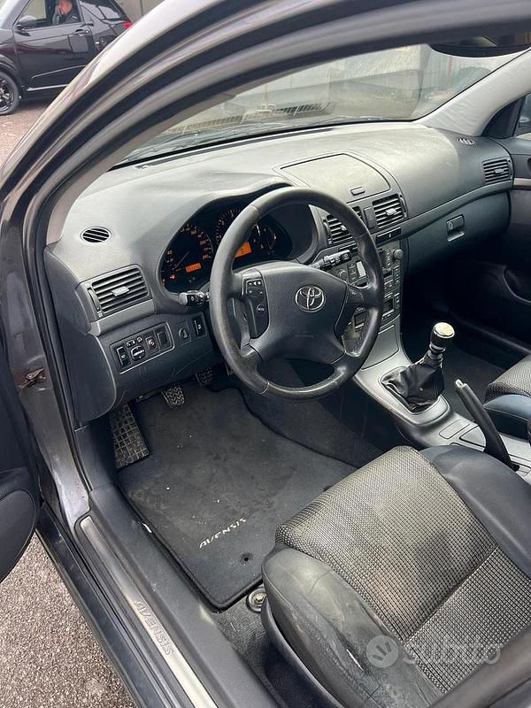 Usata Toyota Avensis 2007 Marrone Station wagon