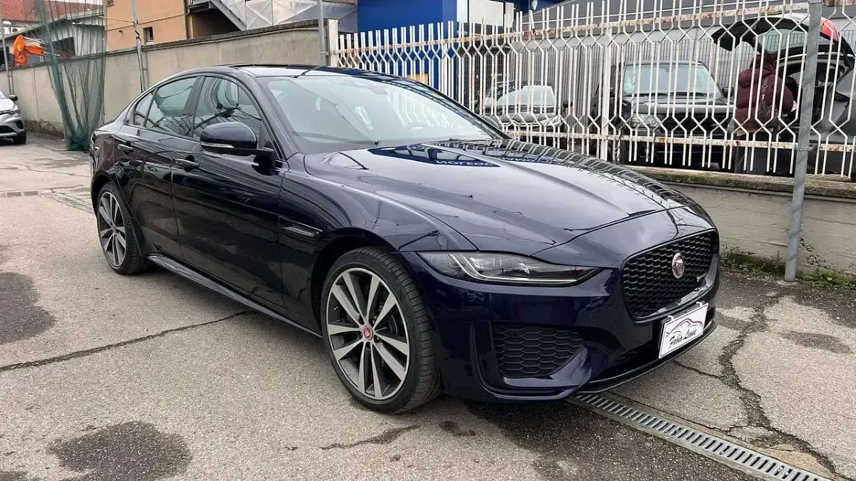 Usata Jaguar XE R-Dynamic 179 CV (131 kW) 2019 Blu/azzurro Berlina