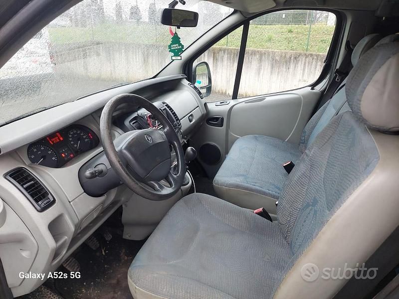 Begagnad Renault Trafic 135 HK (99 kW) 2005 Svart Minibuss
