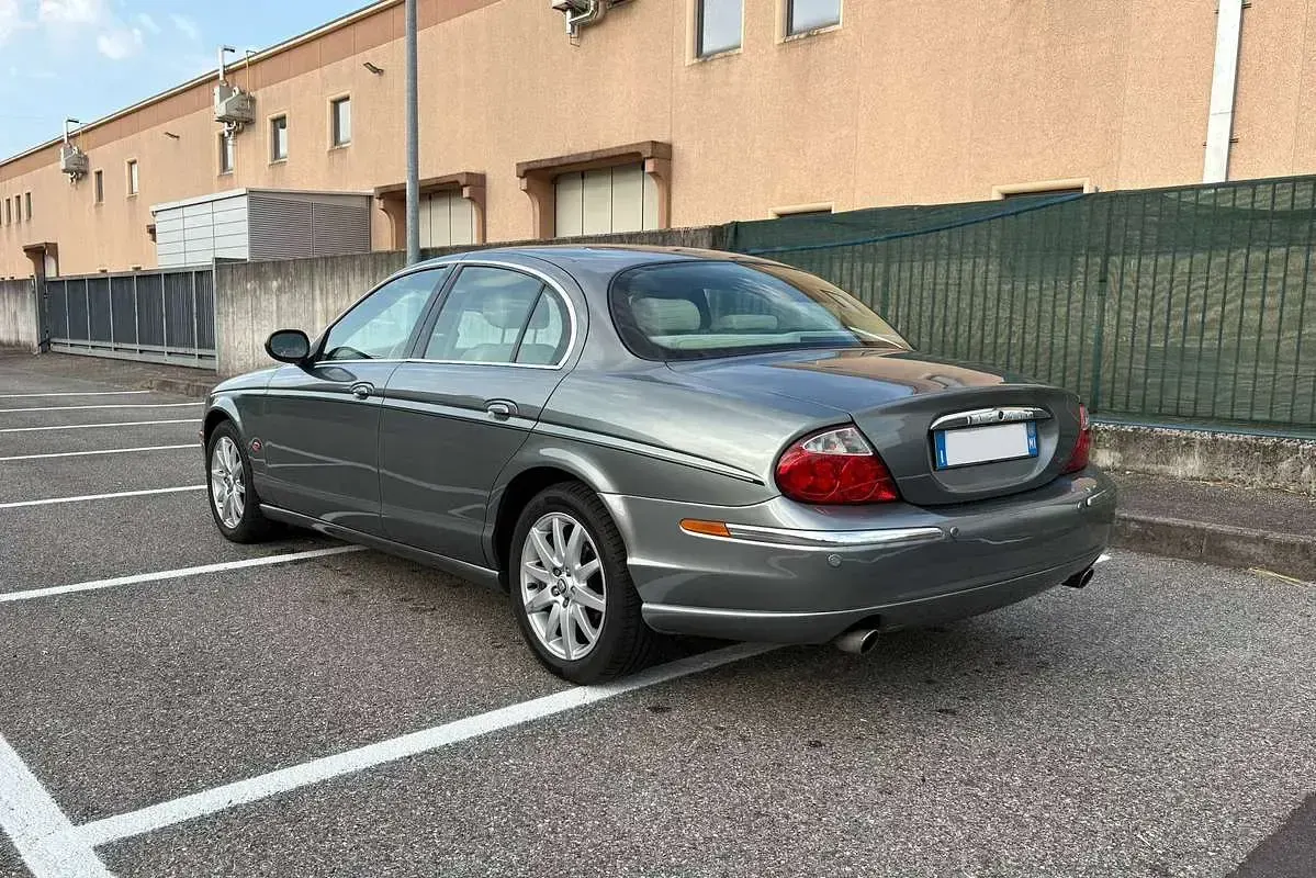 Usata Jaguar S-Type S 298 CV (219 kW) 2002 Grigio Berlina