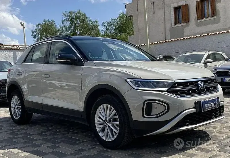 Usata VW T-Roc Life 110 CV (80 kW) 2023 Nero SUV
