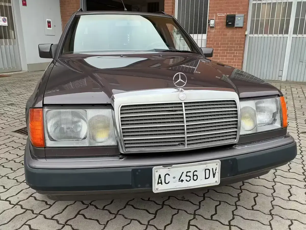 Usata Mercedes E200 120 CV (88 kW) 1991 Marrone Station wagon
