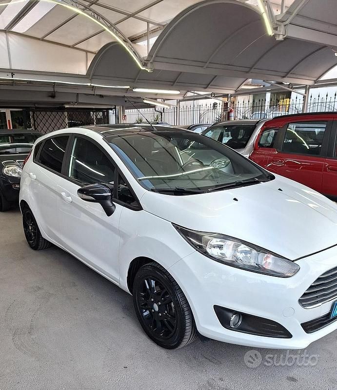 Usata Ford Fiesta 75 CV (55 kW) 2015 Bianco Berlina