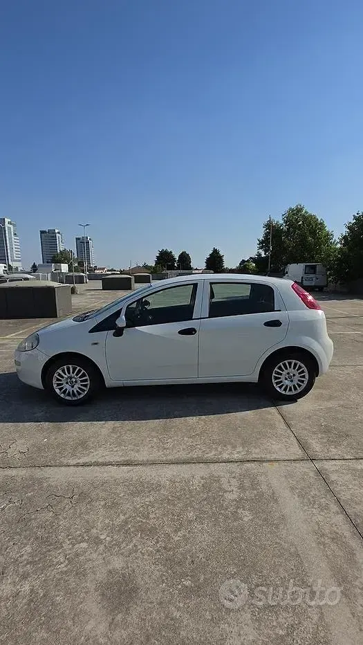 Usata Fiat Grande Punto 77 CV (56 kW) 2016 Grigio Utilitaria