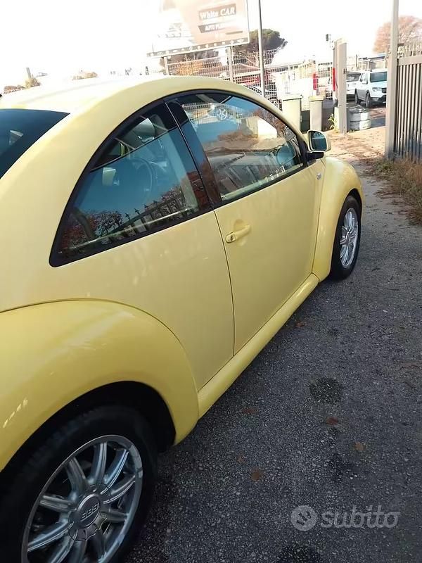 Usata VW New Beetle 101 CV (74 kW) 2002 Giallo Utilitaria