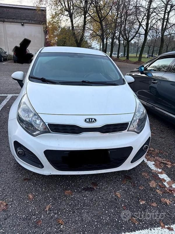 Bianco Usata 2012 Kia Rio EX Tre volumi | 5000 € (Cara) - Immagine 1/4