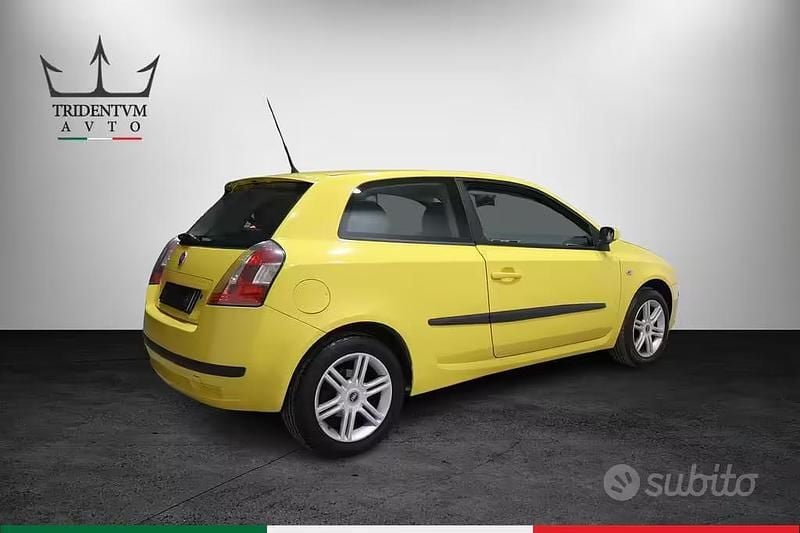 Usata Fiat Stilo 133 CV (97 kW) 2005 Giallo Berlina