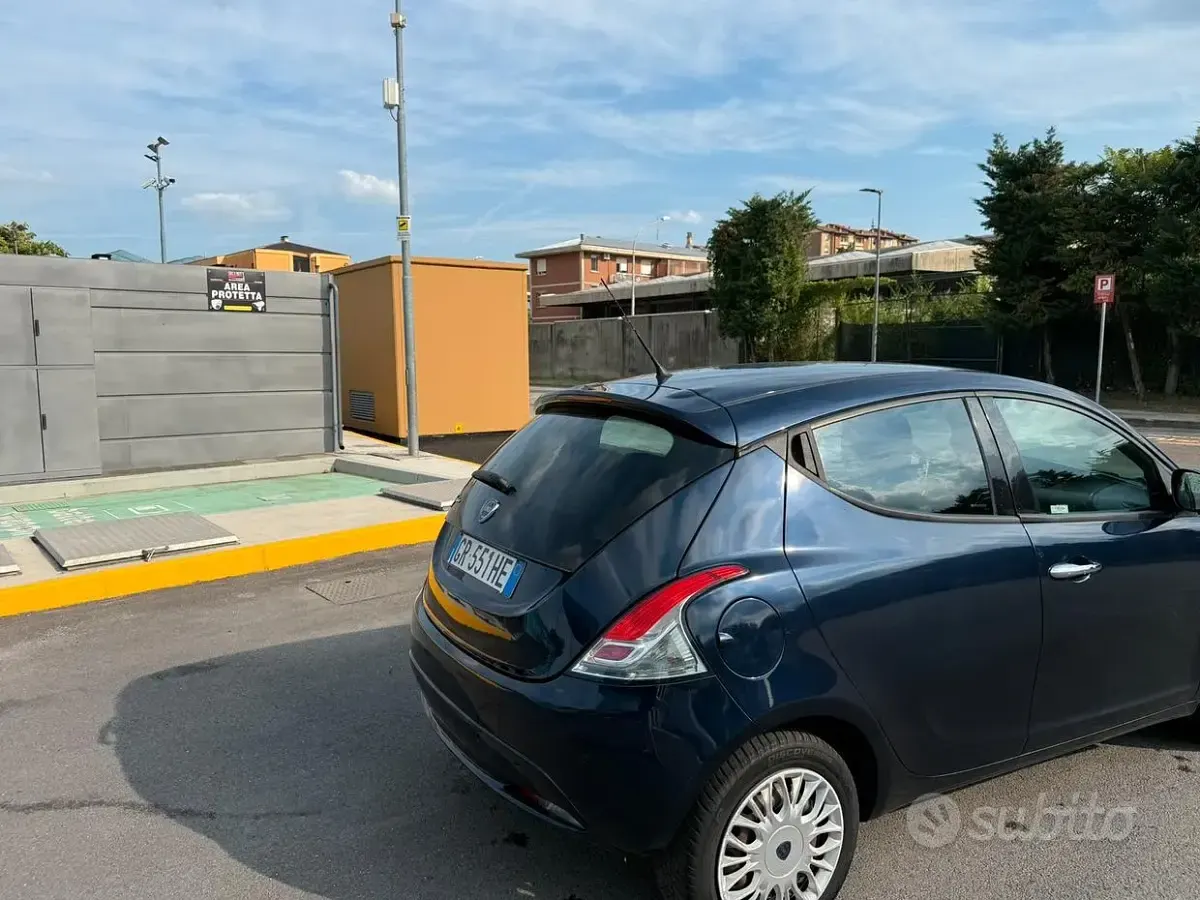 Usata Lancia Ypsilon 69 CV (50 kW) 2017 Bluazzurro Utilitaria