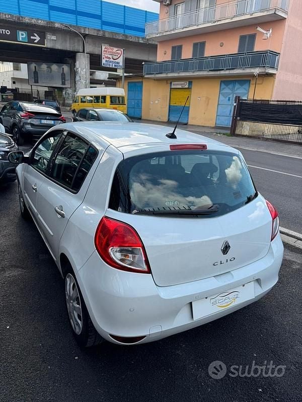 Usata Renault Clio II Dynamique 72 CV (52 kW) 2010 Bianco Berlina