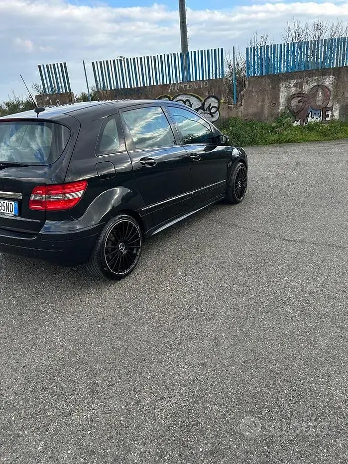 Usata Mercedes B180 109 CV (80 kW) 2007 Nero Monovolume