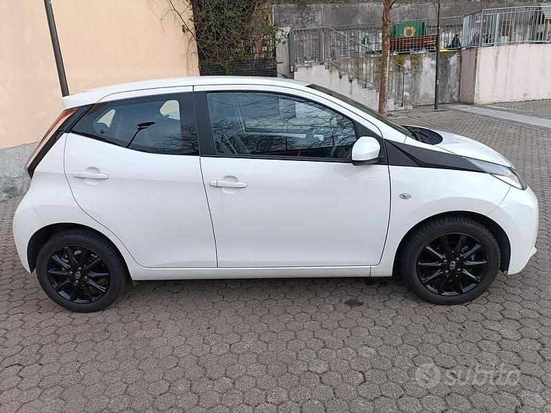 Usata Toyota Aygo Business Edition 69 CV (50 kW) 2017 Bianco Utilitaria