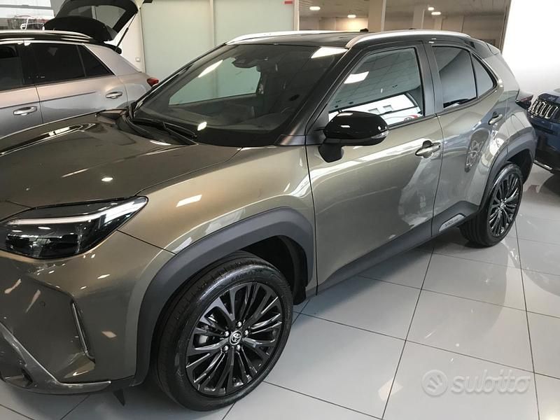 Usata Toyota Yaris Hybrid Active 92 CV (67 kW) 2021 Beige Station wagon