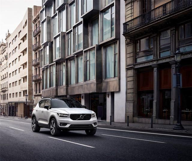 Usata Volvo XC40 Momentum 163 CV (119 kW) 2021 Nero SUV