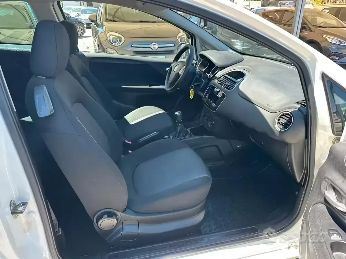 Occasion Fiat Punto Lounge 69 ch (50 kW) 2013 Blanc Citadine