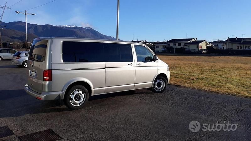 Usata VW Caravelle 200 CV (147 kW) 2010 Furgone