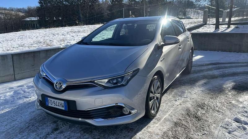 Usata Toyota Auris Hybrid Lounge 99 CV (72 kW) 2017 Berlina