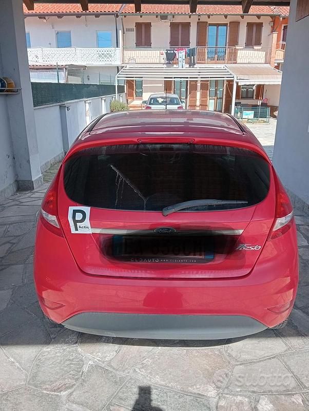 Usata Ford Fiesta 96 CV (70 kW) 2010 Rosso Utilitaria