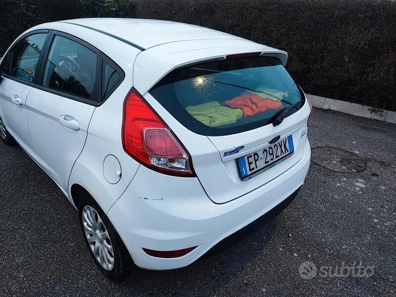 Usata Ford Fiesta 97 CV (71 kW) 2013 Bianco Utilitaria