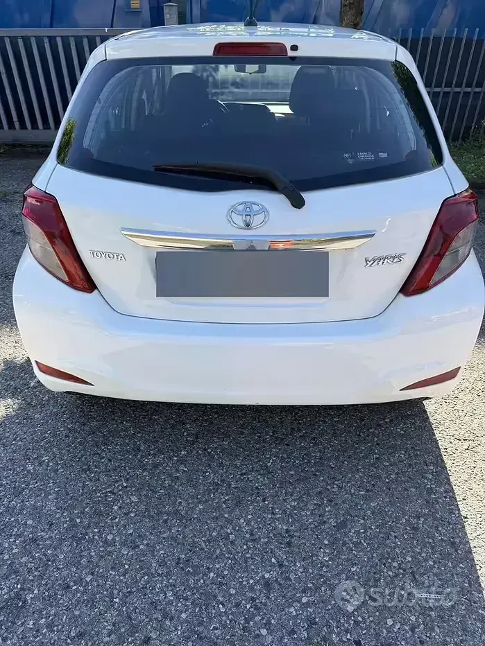 Usata Toyota Yaris Sol 69 CV (50 kW) 2012 Bianco Utilitaria