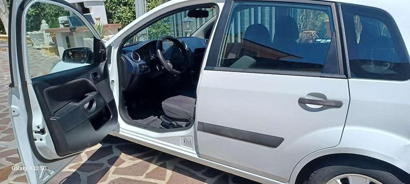 Usata Ford Fiesta 68 CV (50 kW) 2006 Bianco Utilitaria