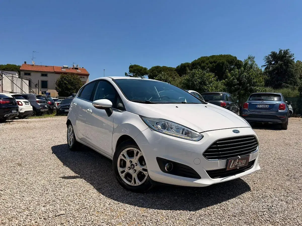 Usata Ford Fiesta Titanium 95 CV (69 kW) 2016 Bianco Utilitaria