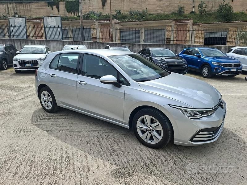 Usata VW Golf VIII Life 116 CV (85 kW) 2022 Grigio Berlina