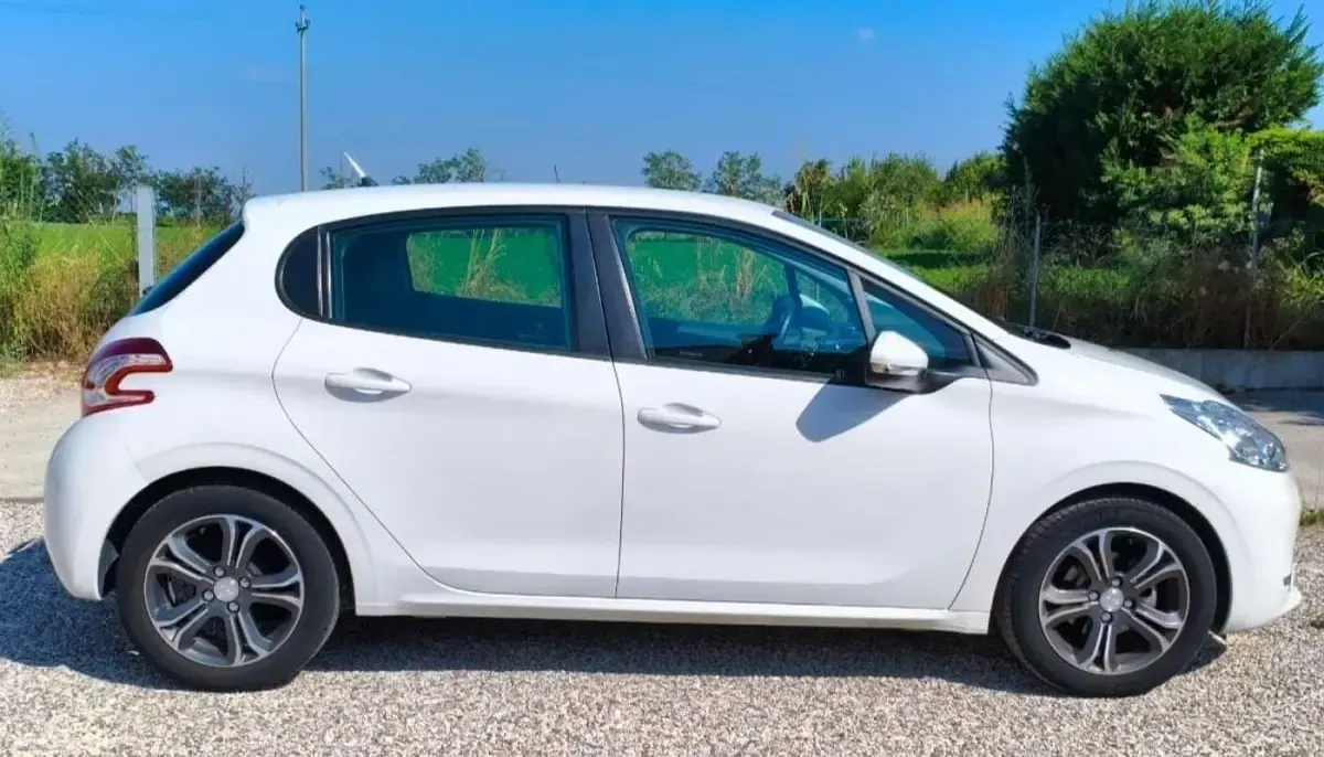 Usata Peugeot 208 Allure 82 CV (60 kW) 2015 Bianco Utilitaria