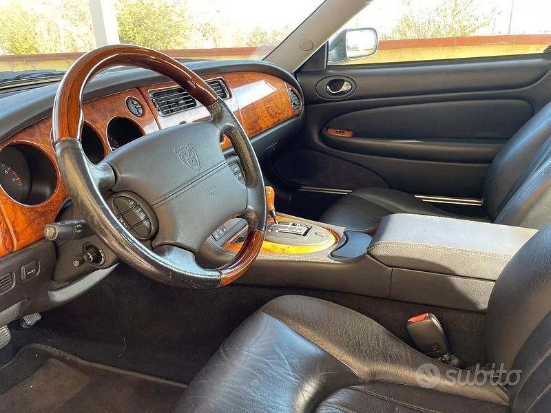Usata Jaguar XK8 300 CV (220 kW) 2003 Grigio Coupé