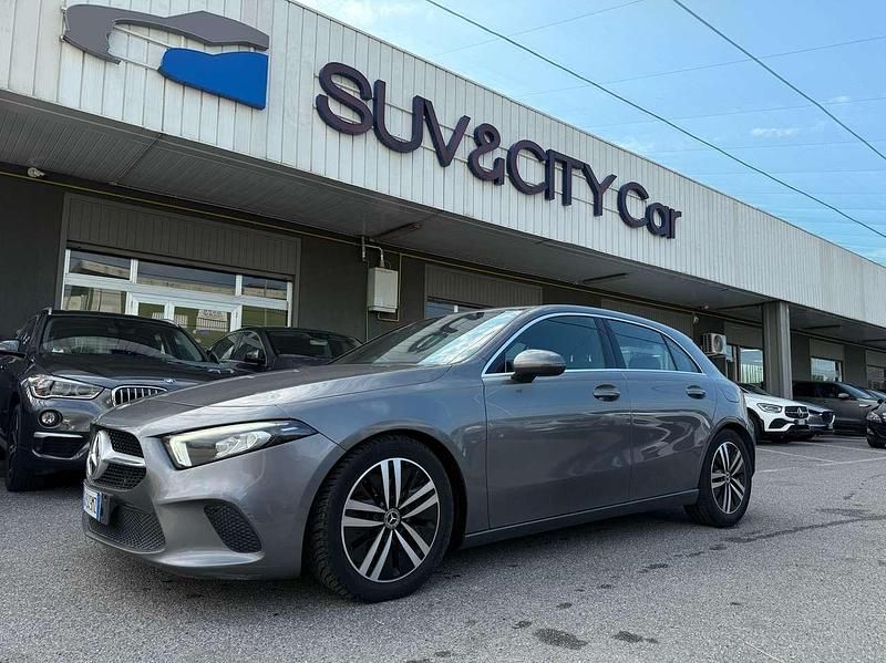 Grigio Usata 2020 Mercedes A180 Tre volumi | 17.900 € (Cara) - Immagine 1/4