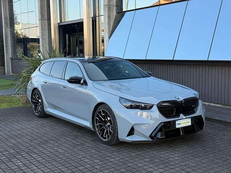 Usata BMW M5 Comfort Edition 585 CV (430 kW) 2025 Grigio Station wagon