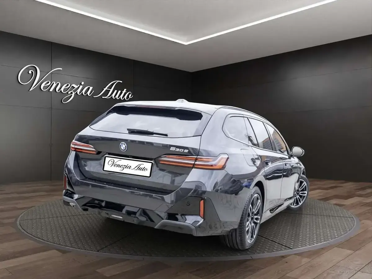 Usata BMW 530e M Sport 298 CV (219 kW) 2025 Grigio Station wagon