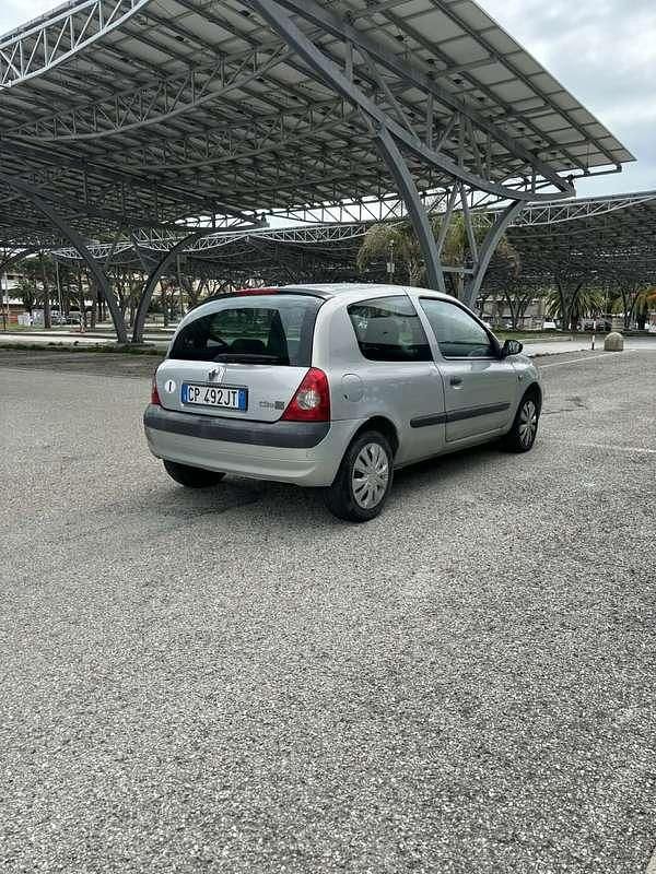 Käytetty Renault Clio II 82 HP (60 kW) 2005 Harmaa Sedan