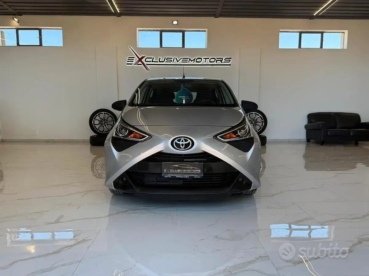 Usata Toyota Aygo Connect Style 72 CV (52 kW) 2021 Grigio Utilitaria