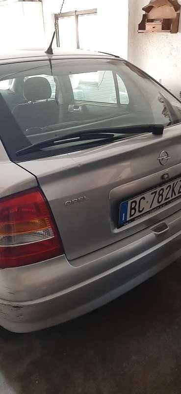 Usata Opel Astra Club 101 CV (74 kW) 1999 Argento Berlina